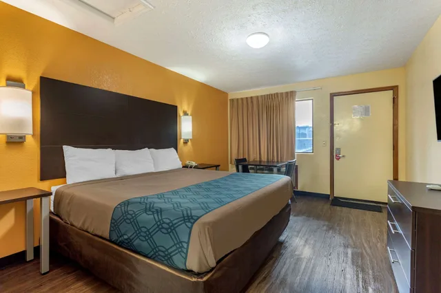 غرفة قياسية بسرير كينج، Econo Lodge North Nashville TN 1/6