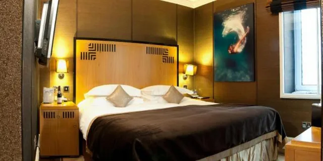 Compact, King Bed، Karma Sanctum Soho London 9/10