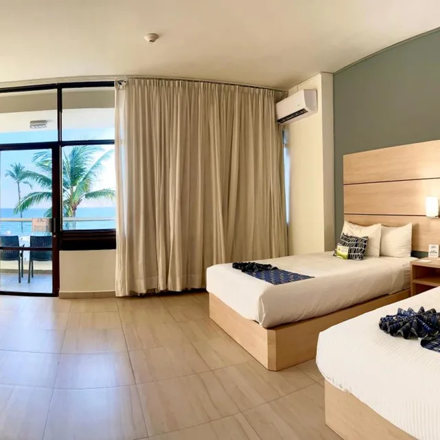 غرفة بسريرين مزدوجين بإطلالة على البحر، Ocean View Beach Hotel 1/5