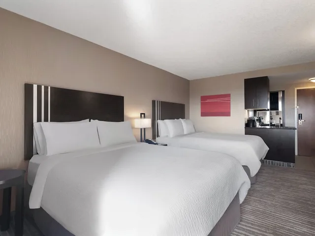 غرفة قياسية بسريرين كوين في طابق منخفض، Holiday Inn Calgary- Airport 2/10