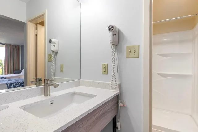 Efficiency, King Bed، Suburban Studios Tysons Corner 3/3