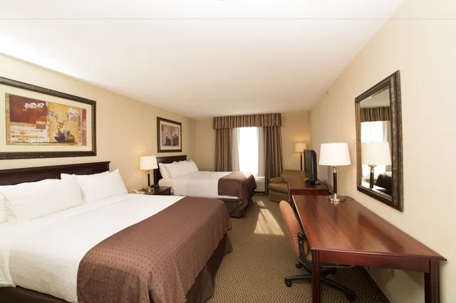 غرفة قياسية بسريرين كوين لذوي الإعاقة، Holiday Inn Hotel Suites Lloydminster 3/5