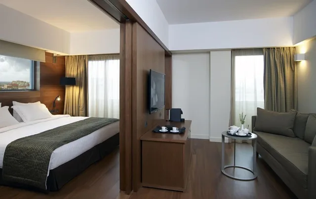 Executive, Suite, Double Bed, Sofa, Samaria Hotel 3/6