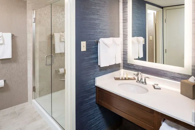 غرفة بسرير كينج بإطلالة على الفناء بشرفة، Doubletree By Hilton Hotel Boston-Andover 4/5