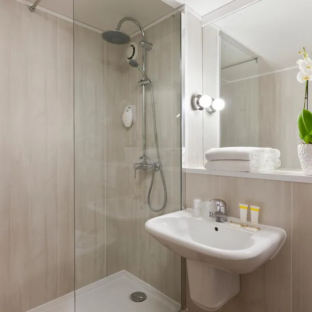 غرفة ثلاثية بسرير كوين، Comfort Hotel Evreux 2/4