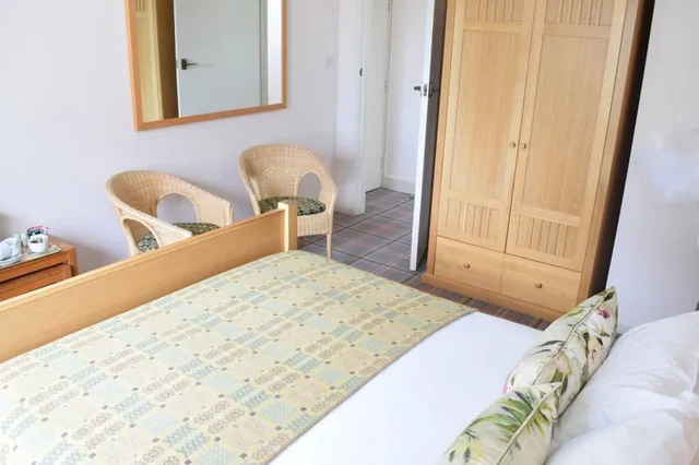 3 Bedrooms, Suite, 1 Double and 3 Single Beds، The Knoll House 5/6
