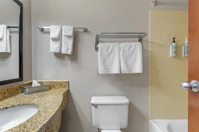 غرفة بسرير كينج مع أريكة، Best Western Hunt's Landing Hotel Matamoras/Milford 7/9