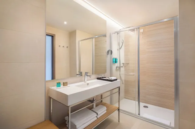 غرفة ديلوكس بسريرين منفصلين بشرفة بإطلالة جزئية على البحر مع أريكة، Aminess Laurel Khalani Hotel 4/5