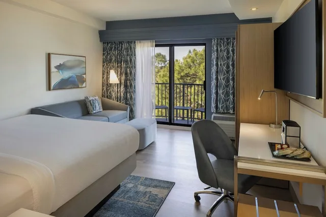 غرفة بسرير كينج بشرفة مع أريكة، Courtyard by Marriott Sandestin at Grand Boulevard 3/11