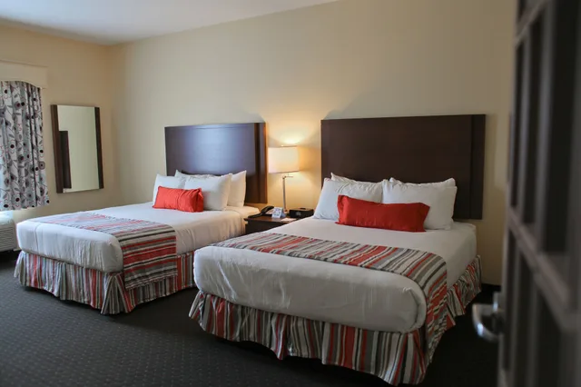 جناح بسريرين كوين مع أريكة بمنطقة جلوس بمطبخ صغير، Best Western Plus Liverpool Hotel & Conference Centre 4/9