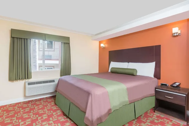 جناح بسرير كينج مع أريكة، Travelodge Inn & Suites by Wyndham Bell Los Angeles Area 1/10