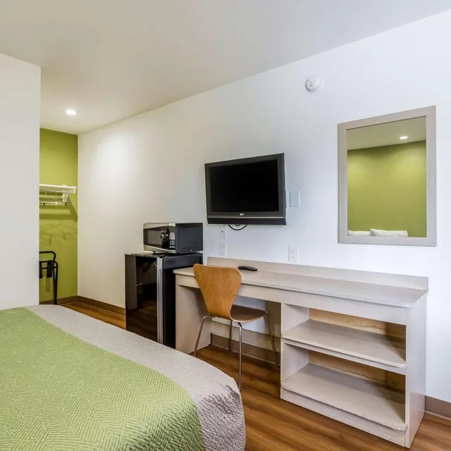 1 Full Bed - Mobility Access Ri Shwr, Nsmk، Motel6 Needles, CA 4/6