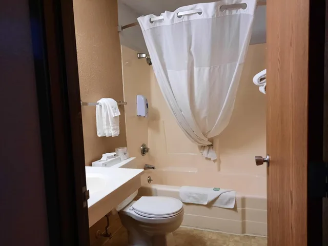 غرفة بسرير كينج يُسمح فيها بالحيوانات الأليفة، Super 8 by Wyndham Watertown 7/10