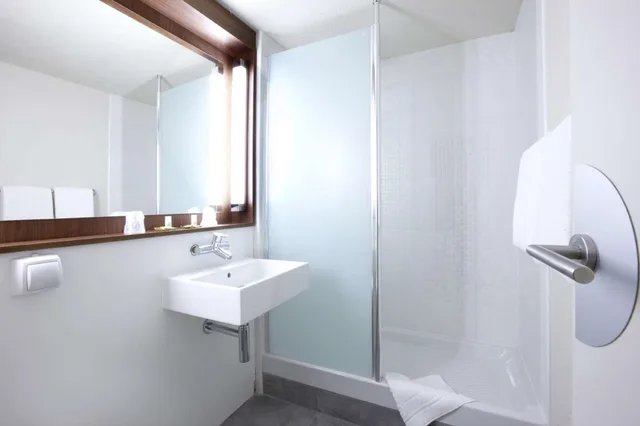Next Generation, 1 Double and 1 Single Bed، Campanile Paris Est Pantin 6/7