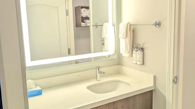 جناح بسرير كينج وسريرين كوين بغرفتي نوم، Staybridge Suites Bismarck 8/8