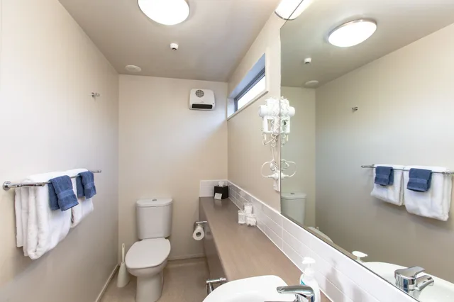 شقة بسرير كوين وسريرين منفصلين بغرفة نوم واحدة، Cranford Oak Motel 6/8