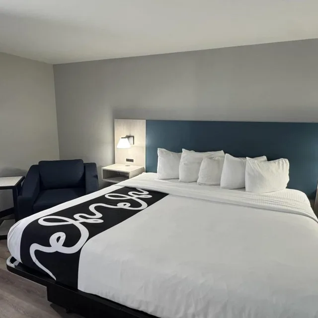 غرفة ديلوكس بسرير كينج، La Quinta Inn By Wyndham Auburn Worcester 2/10