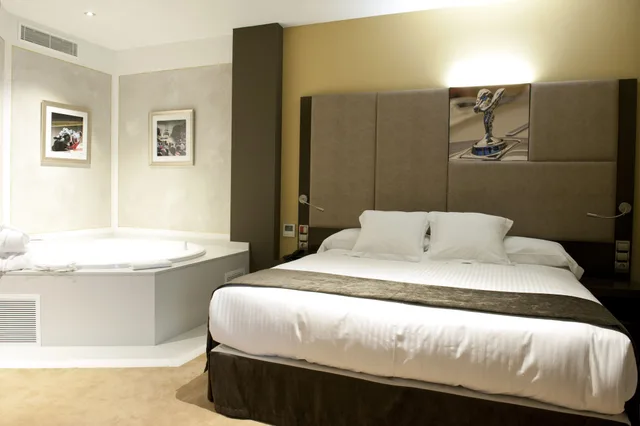 جناح جونيور بسرير كوين مع أريكة بحوض جاكوزي، Costa Esmeralda Suites 3/5
