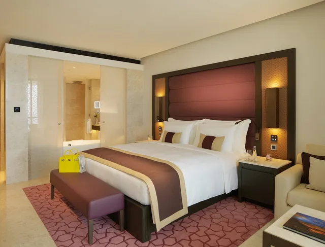 غرفة ديلوكس بسرير كينج بشرفة بغرفة نوم واحدة، Kempinski Hotel Muscat 2/8