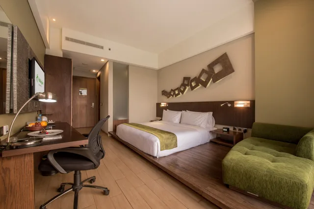 Standard, King Bed, Pool View, Bathtub, Holiday Inn Cikarang Jababeka 5/10