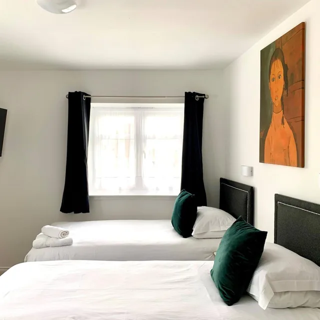 غرفة بسريرين منفصلين بمطبخ صغير، Sarum Hotel 2/10