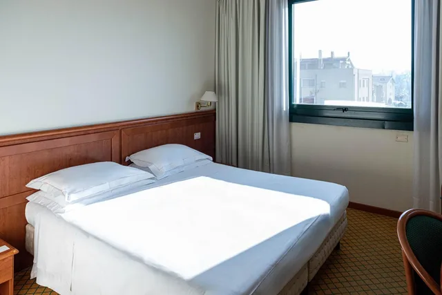 Compact, Queen Bed، Phi Hotel Emilia 2/5