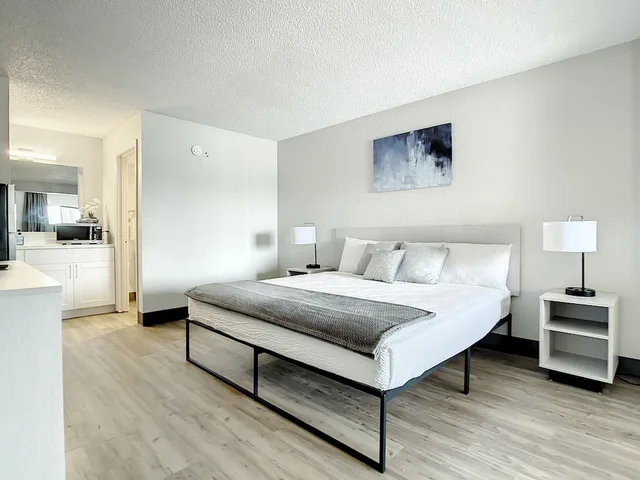 غرفة بريميوم مفردة بسرير كينج، Stayable Suites Kissimmee West 1/3