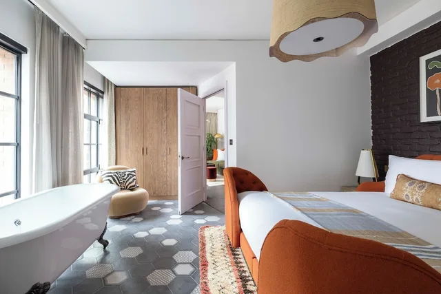 جناح ديلوكس بسرير كينج بغرفة نوم واحدة مع أريكة، Virgin Hotels London-Shoreditch 3/5
