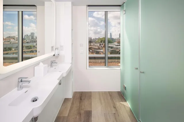 Suite, Queen Bed, YOTEL London City, Select by Hilton 2/2