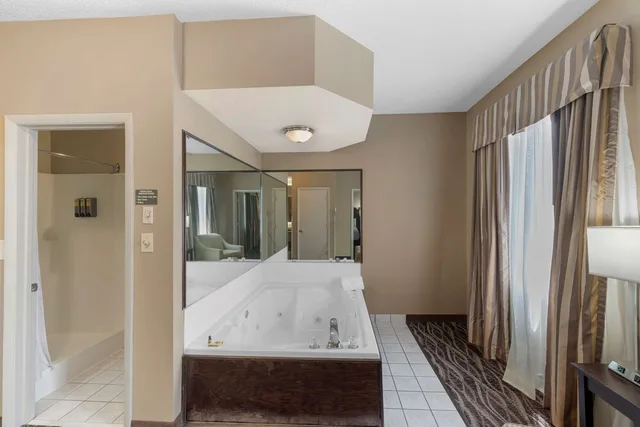 جناح رئاسي بسرير كينج بحوض جاكوزي، Best Western Plus Russellville Hotel & Suites 6/6