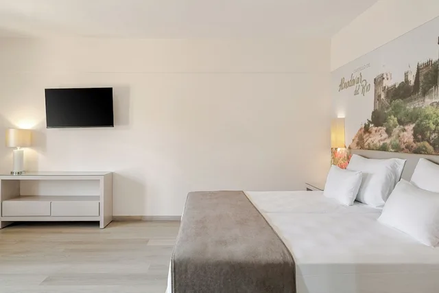 غرفة بسريرين منفصلين بإطلالة جزئية على البحر مع أريكة، Vila Gale Isla Canela 6/10