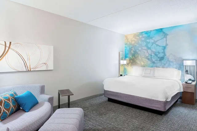 غرفة تنفيذية بسرير كينج مع أريكة، Courtyard by Marriott Tampa Downtown 1/2