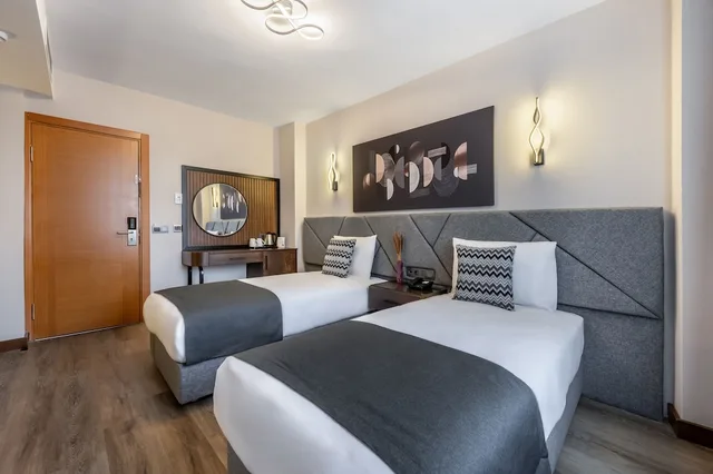 غرفة ديلوكس بسريرين منفصلين، Bristol Hotel 1/7