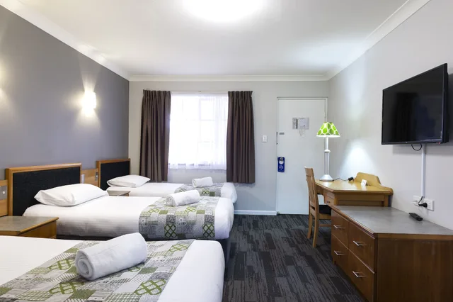 غرفة ديلوكس عائلية بسرير كوين وسريرين فرديين، IPSWICH COUNTRY MOTEL 1/4