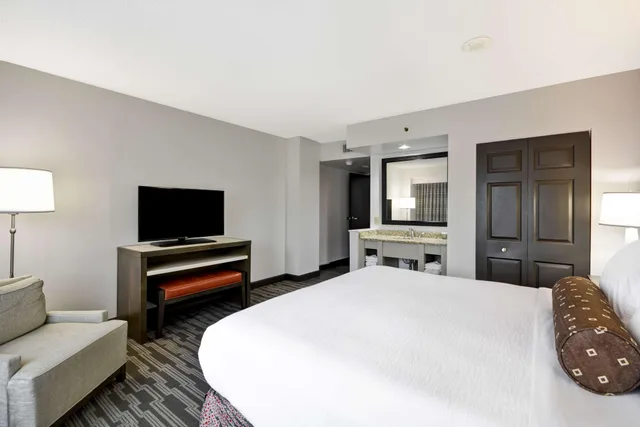 غرفة بسريرين كينج، Embassy Suites Charlotte 2/2