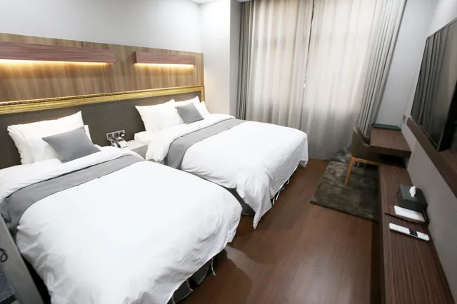 غرفة ديلوكس بسريرين منفصلين وسرير كوين وسرير فردي، Hotel Lart Gimpo 2/3