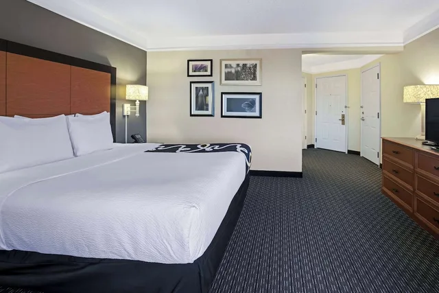 غرفة ديلوكس بسرير كينج لذوي الإعاقة، La Quinta Inn & Suites by Wyndham Dallas Arlington South 1/9