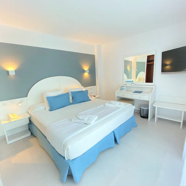جناح جونيور، Reverence Life Hotel 1/2