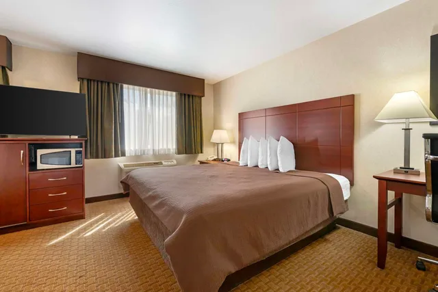 Suite, King Bed, Sofa, Best Western Wittenberg Inn 2/5