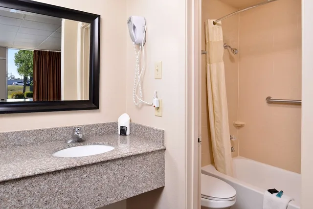 غرفة بسرير كوين، Americas Best Value Inn-West Monroe 3/3