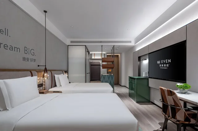 غرفة قياسية بسريرين مزدوجين بإطلالة على المدينة، EVEN Hotel Yining by IHG 1/3