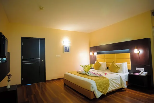 جناح جونيور، Poppys Hotel 1/1