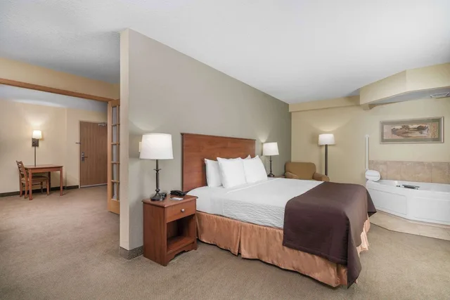 جناح بريميير بسرير كينج بغرفة نوم واحدة، AmericInn by Wyndham Newton 2/5