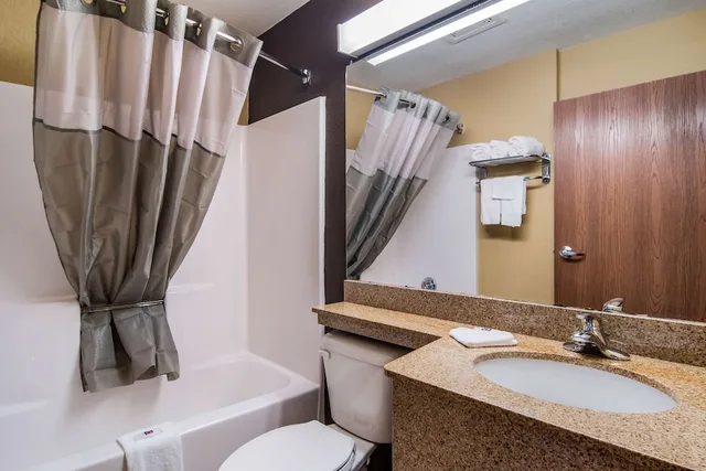 جناح بسرير كوين، Motel6 Canton GA 4/4