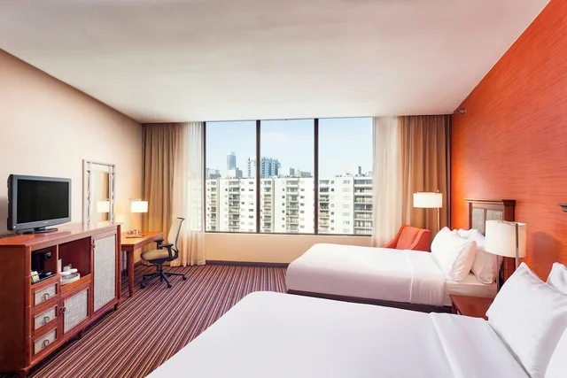 غرفة قياسية بسريرين مزدوجين بإطلالة على البحيرة في الطابق العلوي، Holiday Inn Austin Town Lake Hotel 2/4