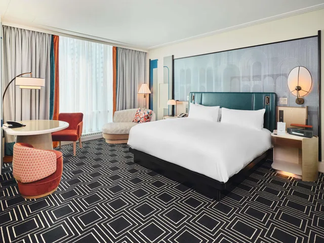 غرفة سيغنتشر بسرير كينج بإطلالة على المدينة في طابق مرتفع، Sofitel Montreal Golden Mile 2/5