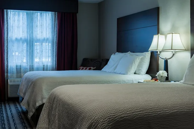 غرفة بسريرين مزدوجين، Colonial Hotel 1/3