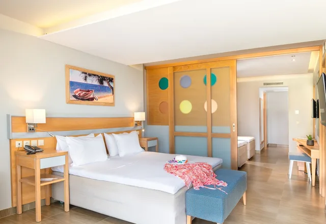 غرفة سوبيريور بسرير كينج وسريرين منفصلين بإطلالة على الحديقة بغرفتي نوم، Lyttos Beach Hotel 1/10