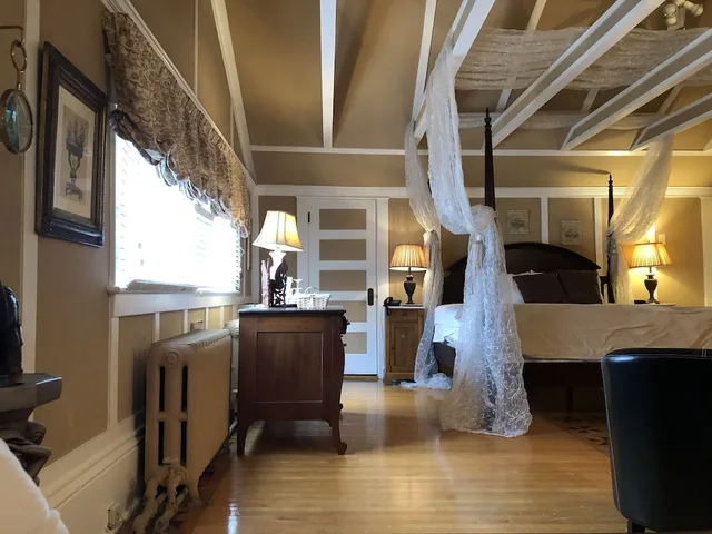 Parker, Suite, King Bed، Leaside Manor By The Leaside Group 4/9