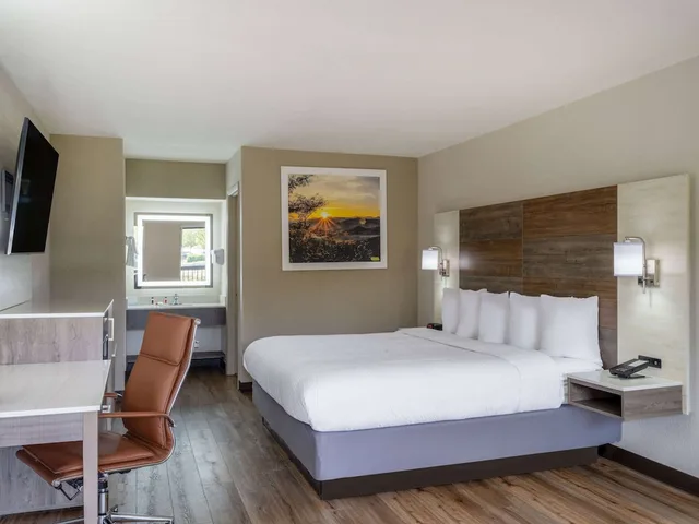 غرفة بسرير كينج، Days Inn by Wyndham Clemson 1/7